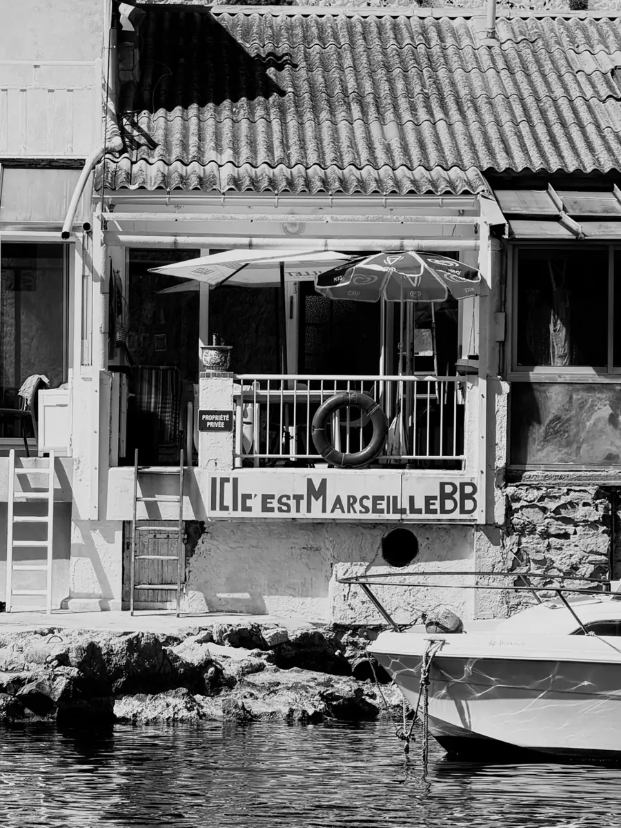 Cabanon au bord de l'eau à Marseille, en noir et blanc